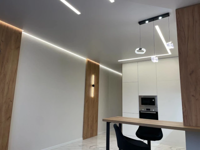 сатиновые натяжные потолки в студии с LED подсветкой прямоугольной формы