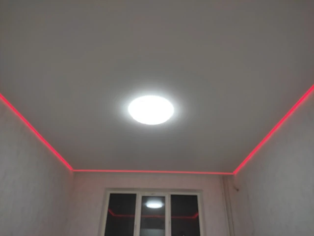 Натяжные потолки с красно-алой светодиодной LED подсветкой по периметру в новостройке города Одесса 
