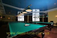 синие натяжные потолки в бильярдном клубе