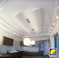 белая выпуклая конструкция на потолке