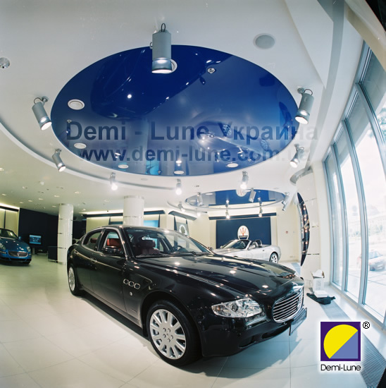 натяжной потолок Demi Lune в автосалоне Maseratti