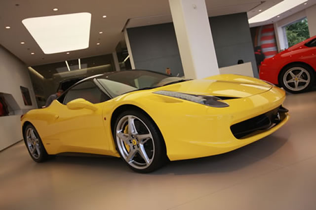 натяжные потолки DEMI-LUNE  в автосалоне Ferrari