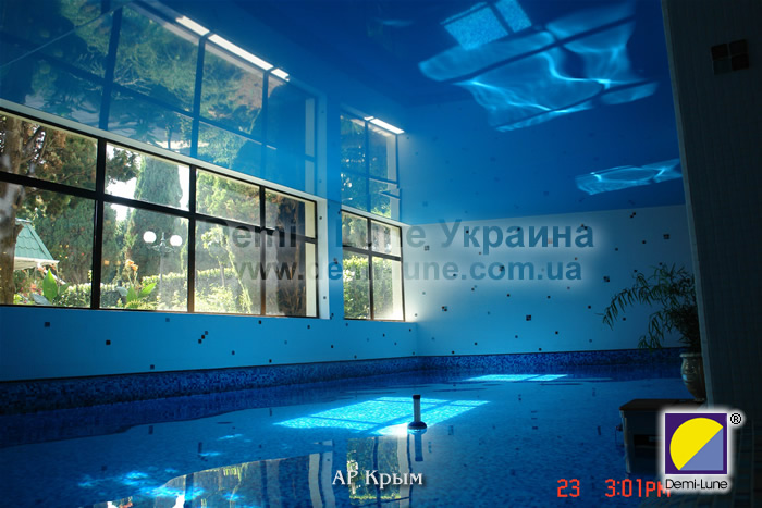 натяжные потолки в бассейне