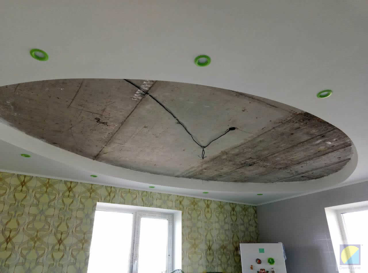 Салатовый глянцевый натяжной потолок на кухне до монтажа