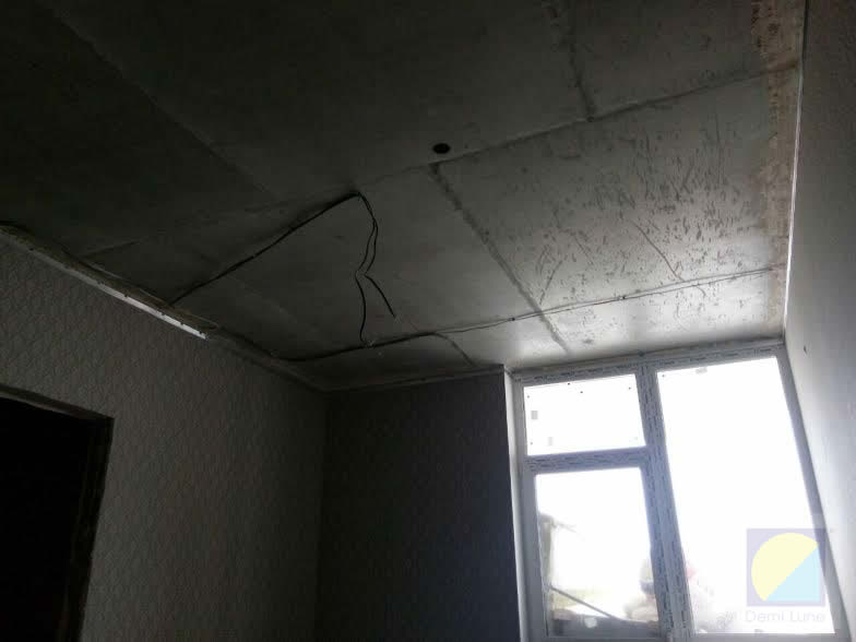 Натяжные потолки в зале перед установкой