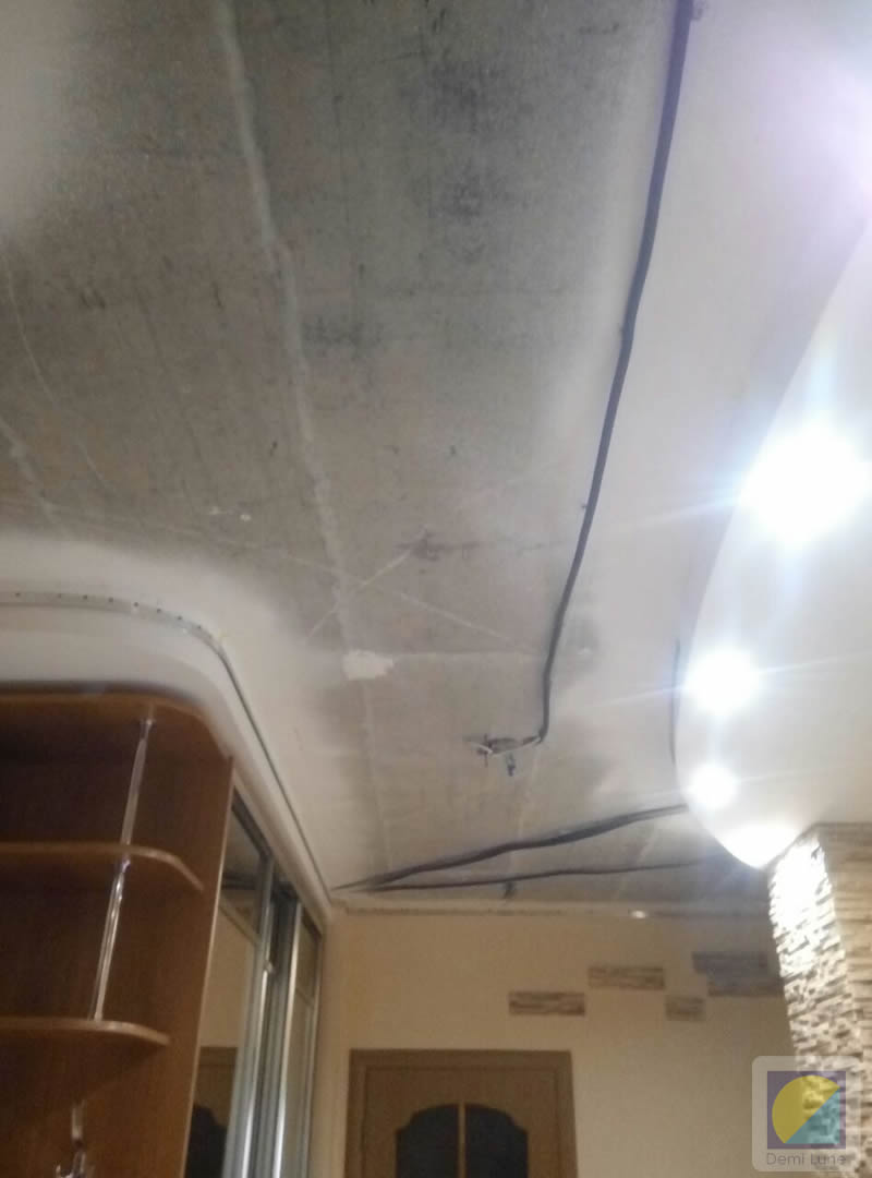 Натяжные потолки лаковые на кухне после монтажа