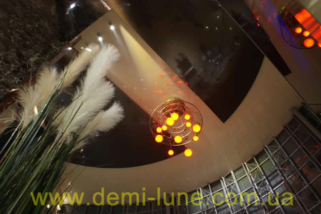 Глянцевые натяжные потолки Demi-Lune в ТЦ Домосфера