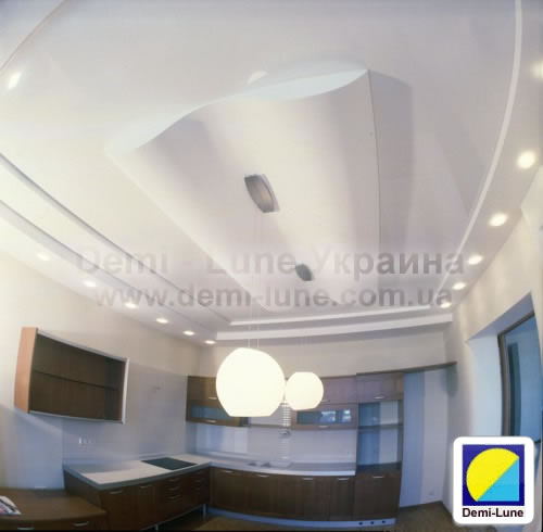 многоуровневый белый натяжной потолок Деми Луне, кухня